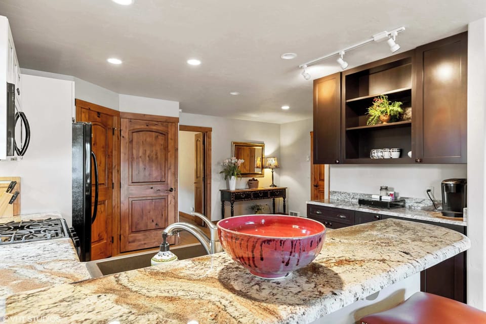 Fully equipped kitchen, perfect for preparing home-cooked meals
