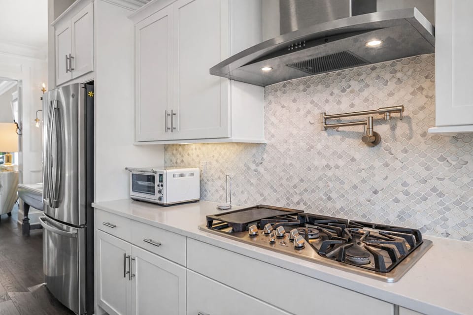 You'll have no problem making delicious meals for everyone in this fully equipped kitchen