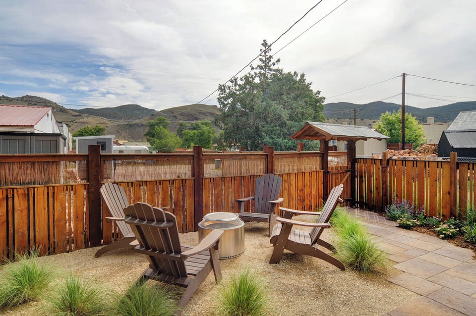 Solo Stove Fire Pit area with seating for 4
•Please note you must provide your own firewood