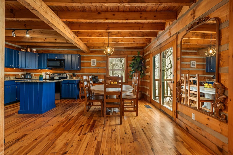 With an open floor plan, there’s plenty of room to cook, dine, lounge, and laugh—all without bumping into anyone. Perfect for group fun or solo relaxation!