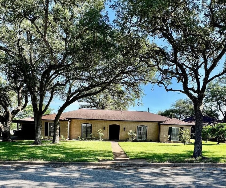 Enjoy a clean and well-kept outdoor area with room to breathe