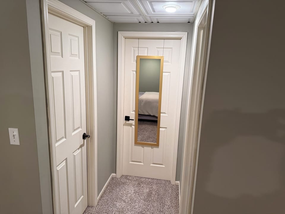 Please note Bathroom entry is only through the main master bedroom!!!