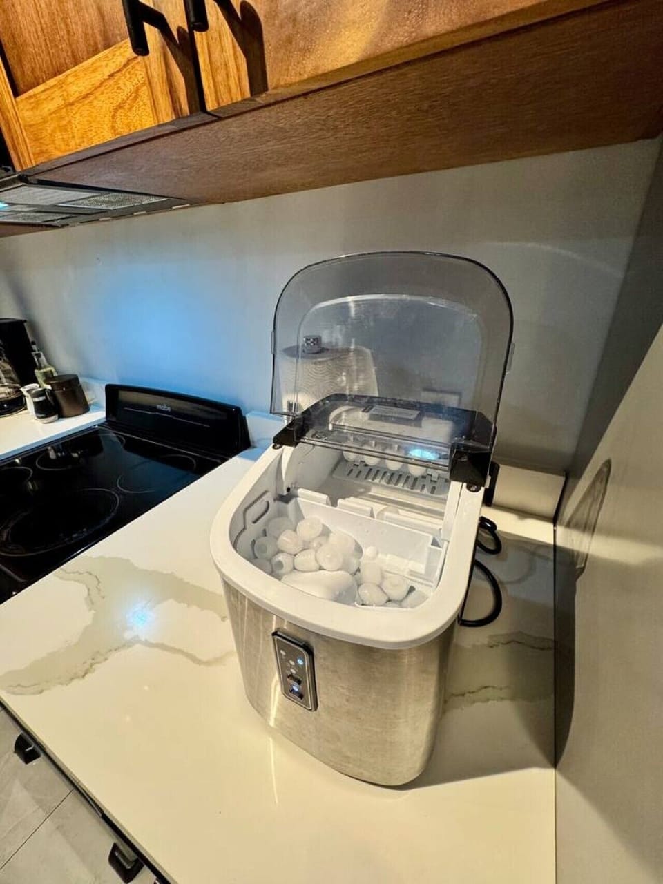 Máquina de hielo disponible para mayor comodidad.