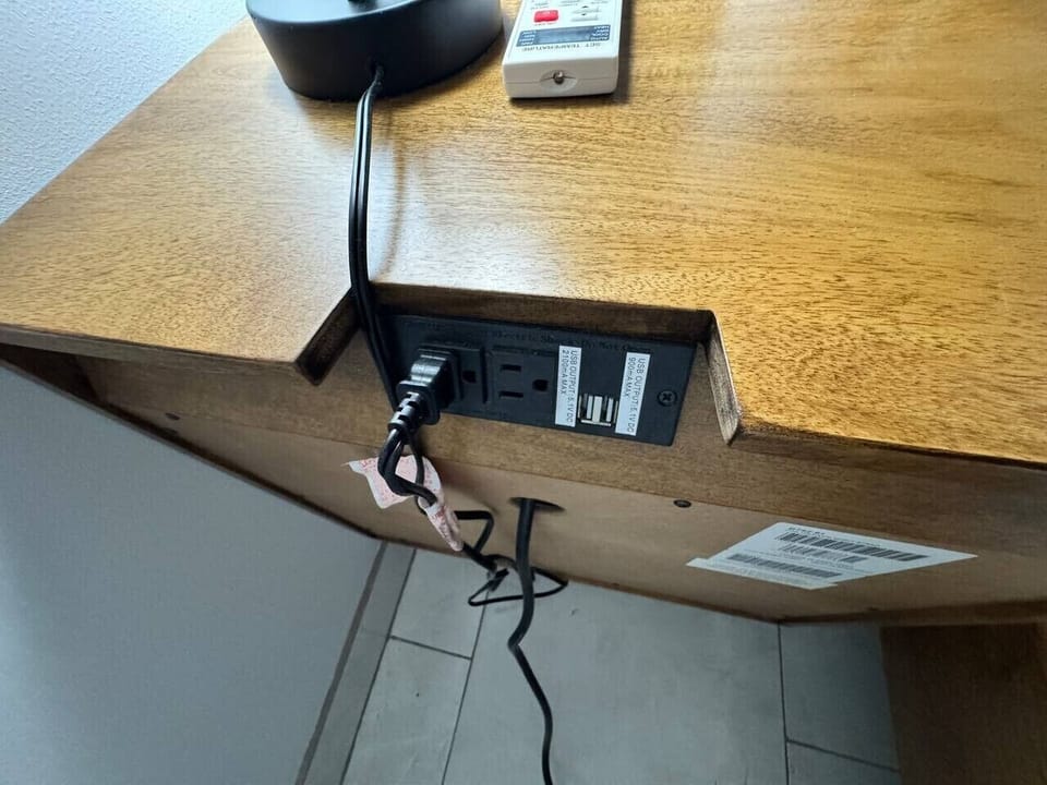 Mesa de noche con enchufe para cargar tus dispositivos.