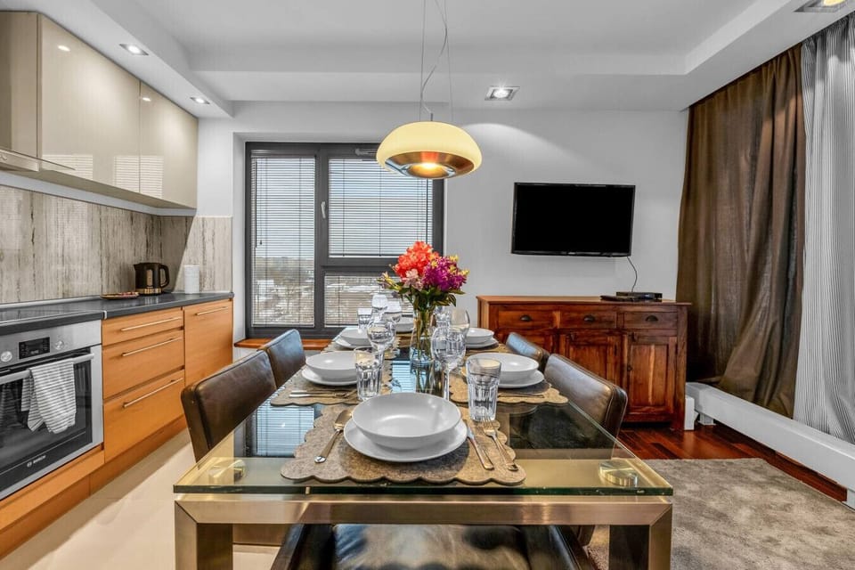 Bright Open-Plan Living Room with Dining Area – Comfortable Sofa, Smart TV & Fully Equipped Kitchen for Relaxing Evenings | Book Now with RENTUJEMY.COM