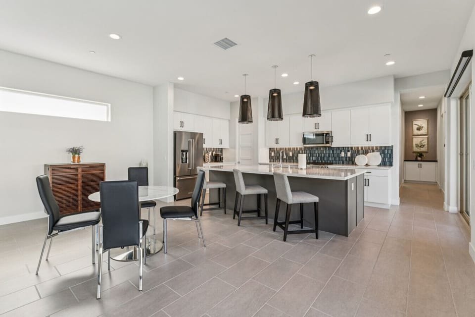 Open kitchen and dining area for gathering with family.  1️⃣5️⃣