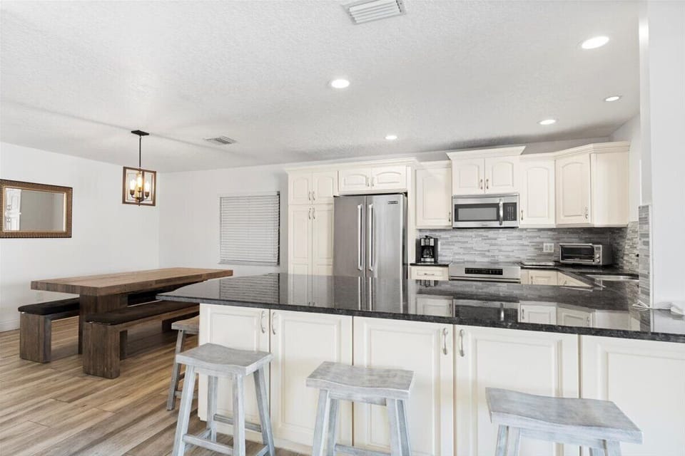 Open, bright, and fully equipped 
Modern appliances, generous counter space, and everything you need for a smooth stay.