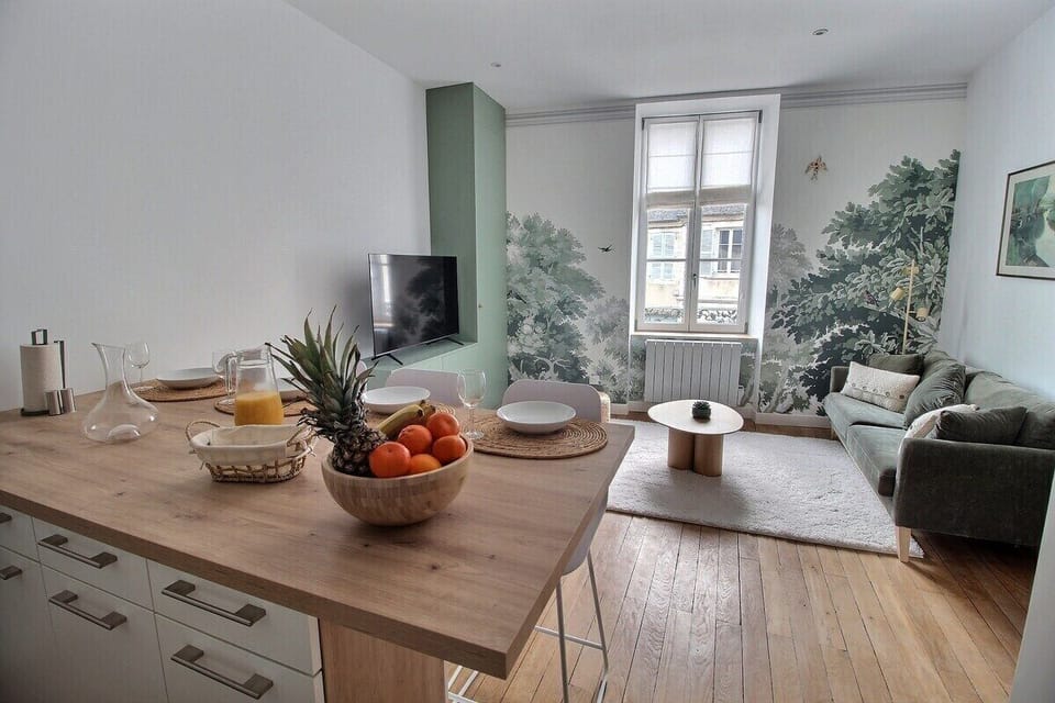 "Le Refuge des Bourbons"  living room
