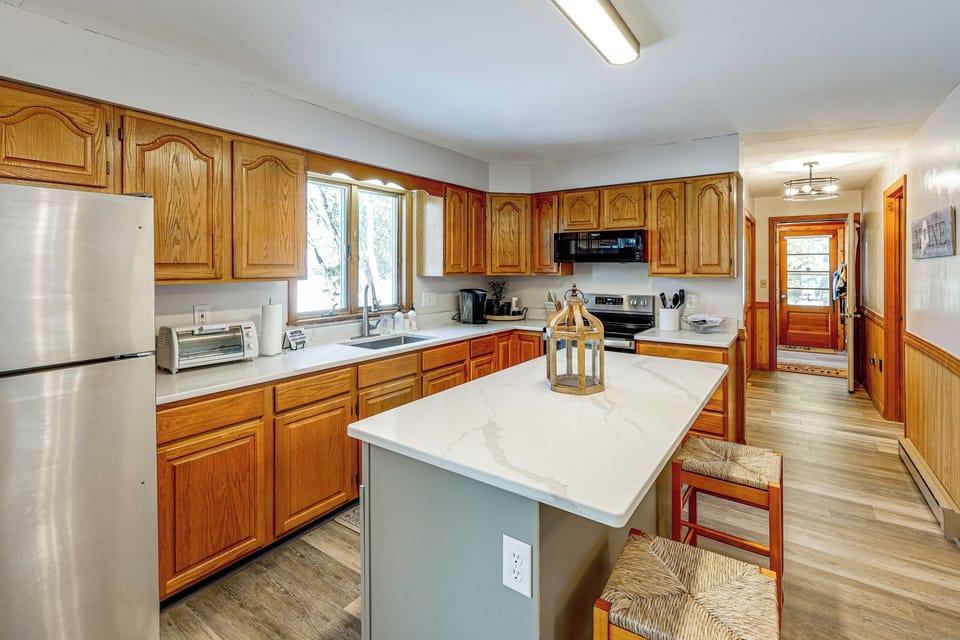 Lincoln Vacation Rental | 2BR | 1BA | 1,100 Sq Ft | 2 Steps for Access