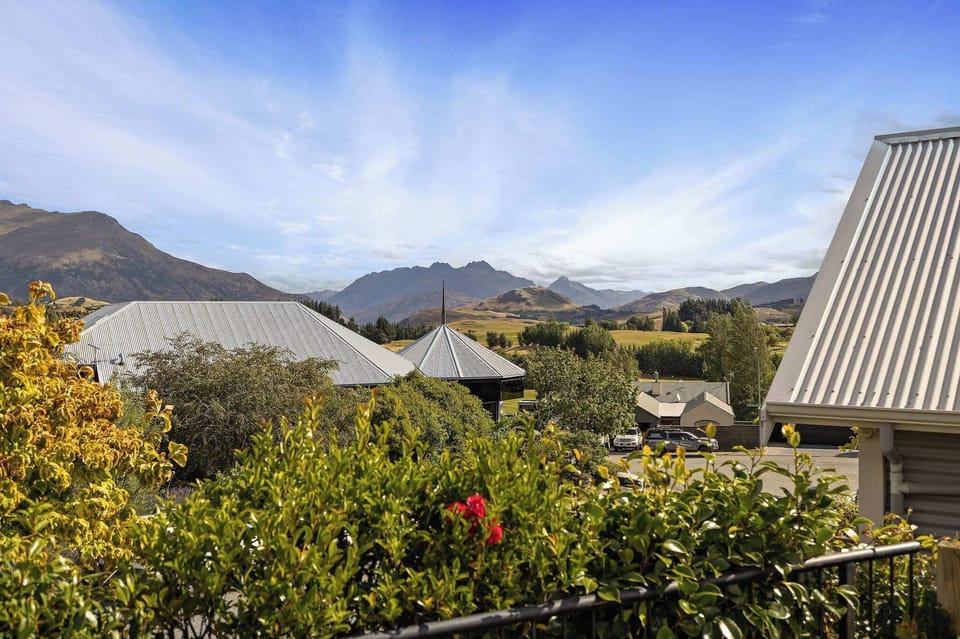 Your Arrowtown Goldrush Spa Retreat, in an elevated location to capture outstanding mountain views and year-round sunshine. 