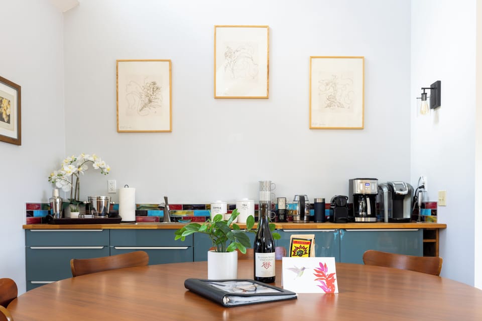 Coffee ready, everything in its place, and mornings made easy.
