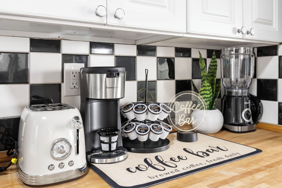 Toaster, Single-serve K Cup Coffee Maker and blender
