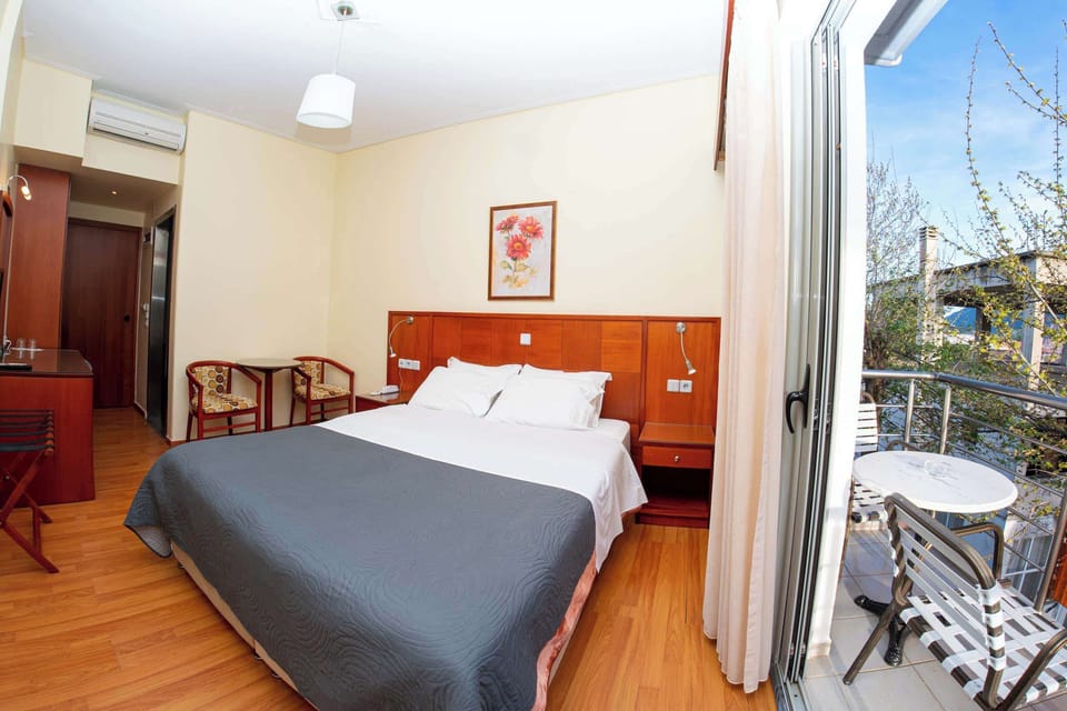 A bright and airy double suite with space to relax after exploring the area. Convenient for visiting nearby sights and attractions!