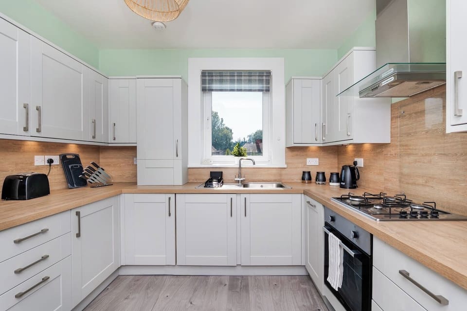 This fully equipped kitchen offers everything you need to prepare meals comfortably. Clean, modern, and practical, it provides a welcoming space for cooking, dining preparation, and enjoying your time at home.