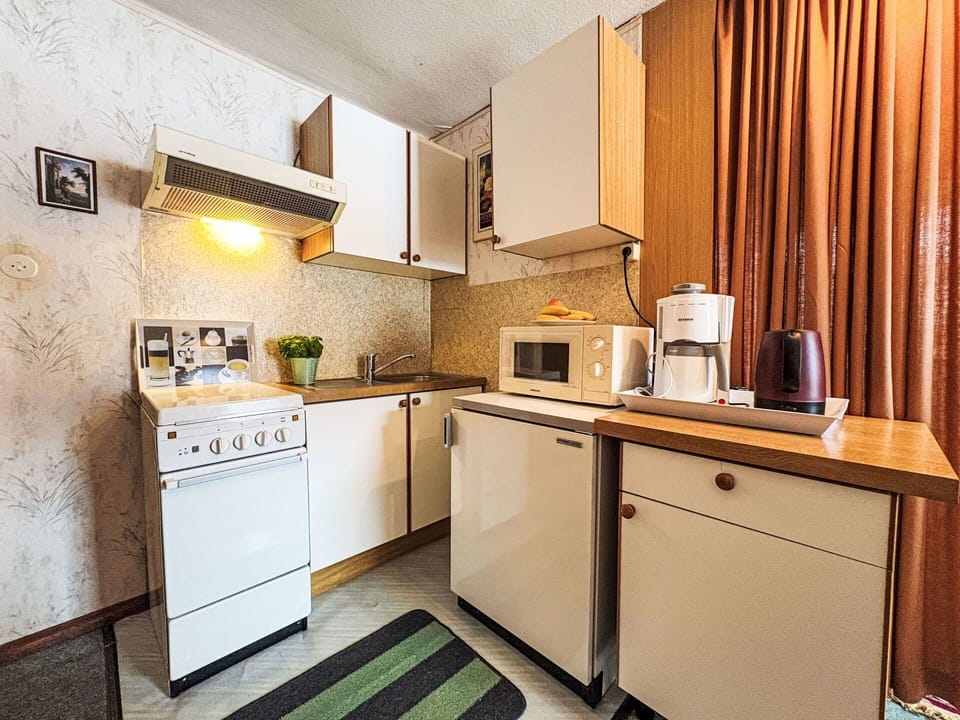 Major Appliance, Kitchen Appliance, Kitchen, Wood, Furniture, Interior Design, Cabinetry, Kitchen Stove, Home Appliance, Countertop