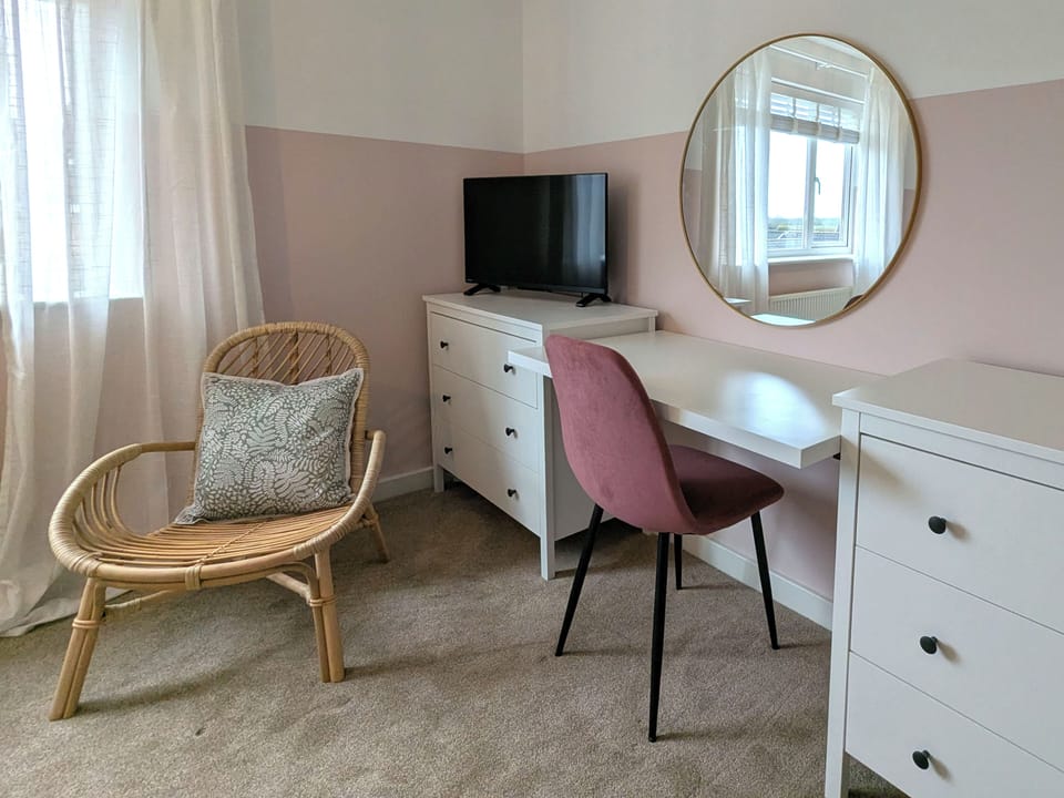 Master bedroom with cosy seating area and Smart TV with Netflix