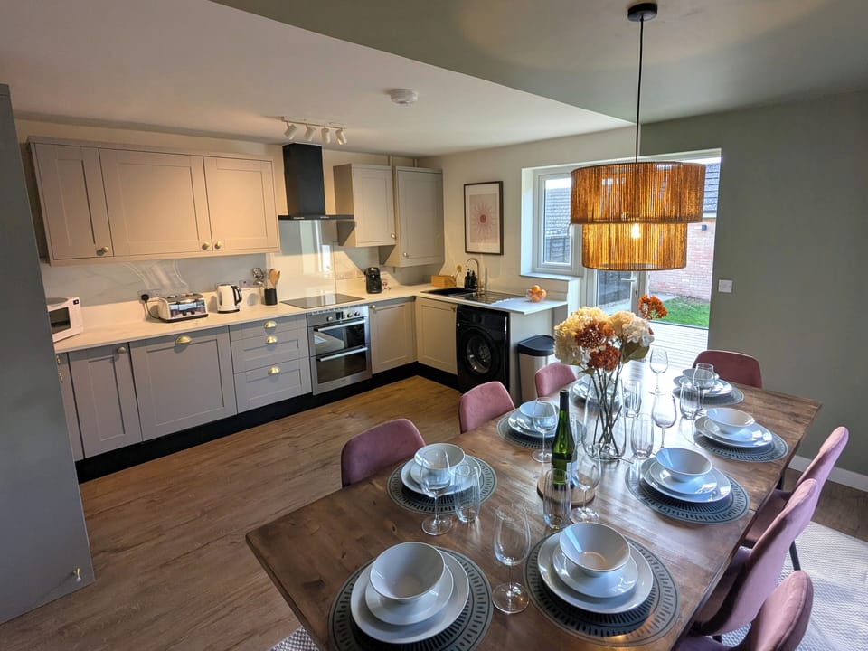 Fully equipt kitchen diner with plenty of space for group meals