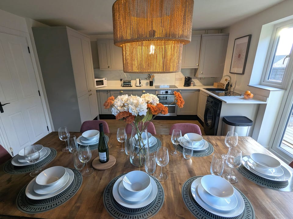 Socialble dining area, ideal for contractors or group gatherings to enjoy a meal