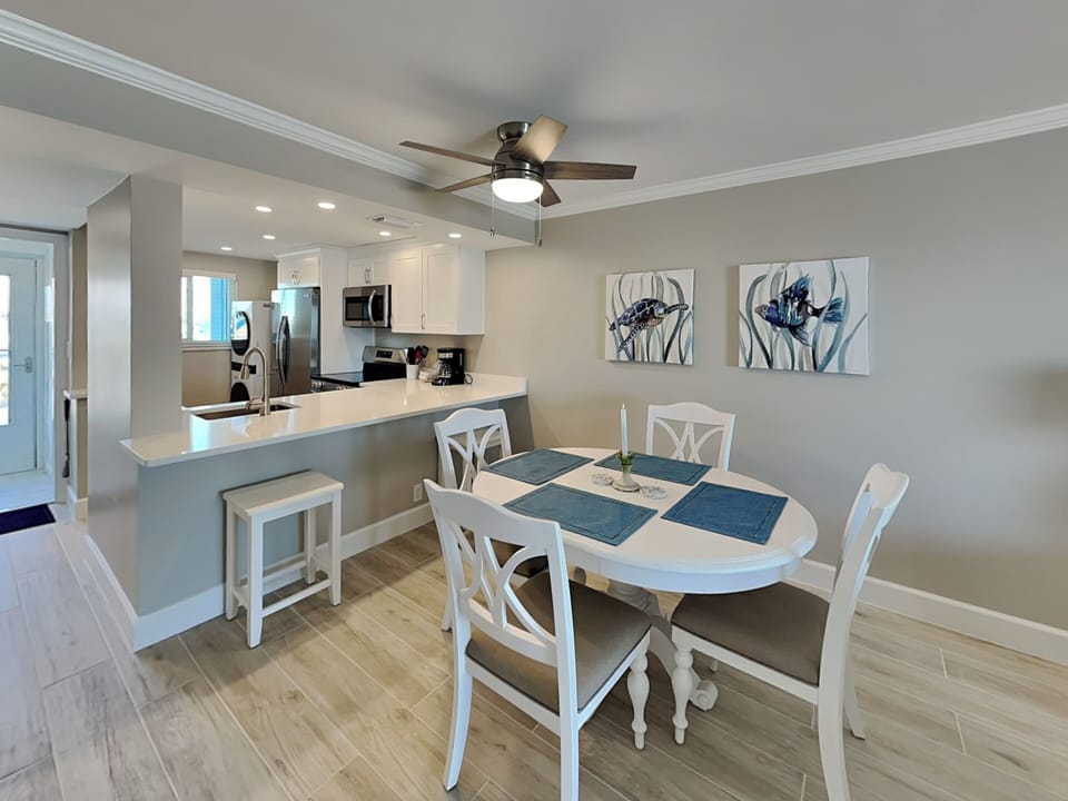Dining Area - Seating for 4 + Breakfast Bar - Seating for 2