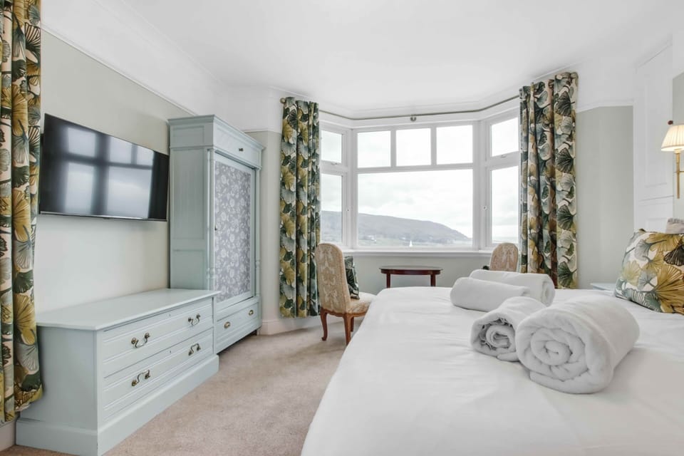 Aqua Room Seating Area With Views