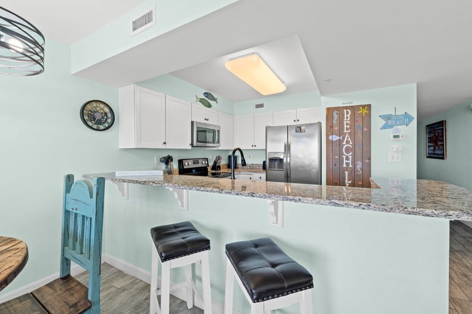 Dining Area - Table seats 4 - additional seating at kitchen counter