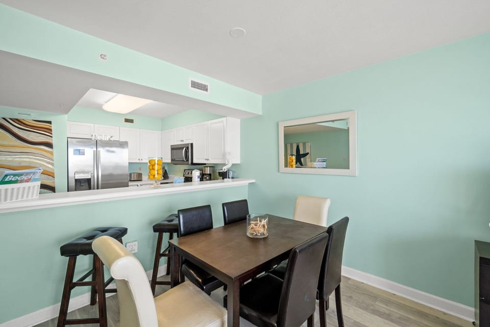 Dining Area - Table seats 6 - additional seating at kitchen counters