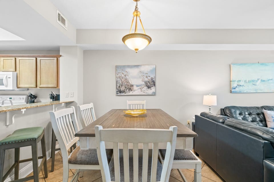 Dining Area - Table seats 6 - additional seating at kitchen counter