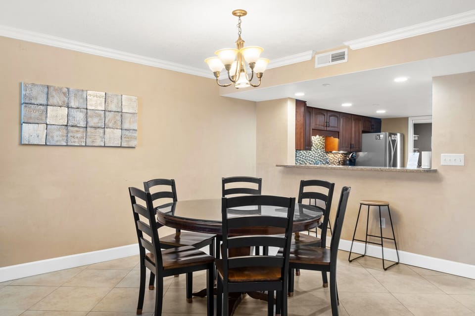 Dining Area - Table seats 6 - additional seating at kitchen counter