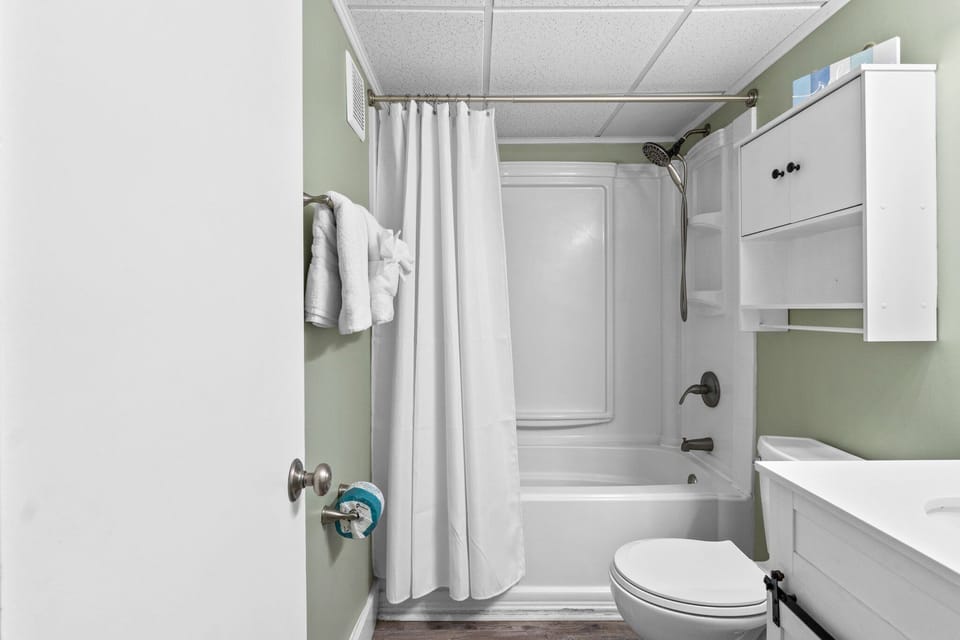 Bathroom - Tub / Shower Combo - Vanity - Towels Provided