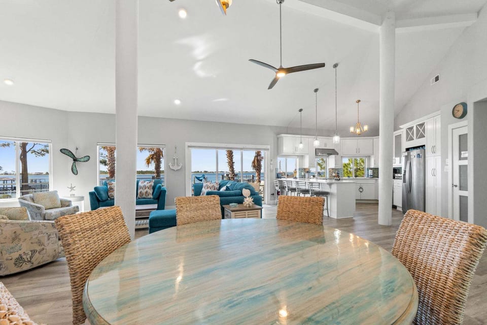 Dining Area - Table seats 6 - Additional Seating at Kitchen Counters