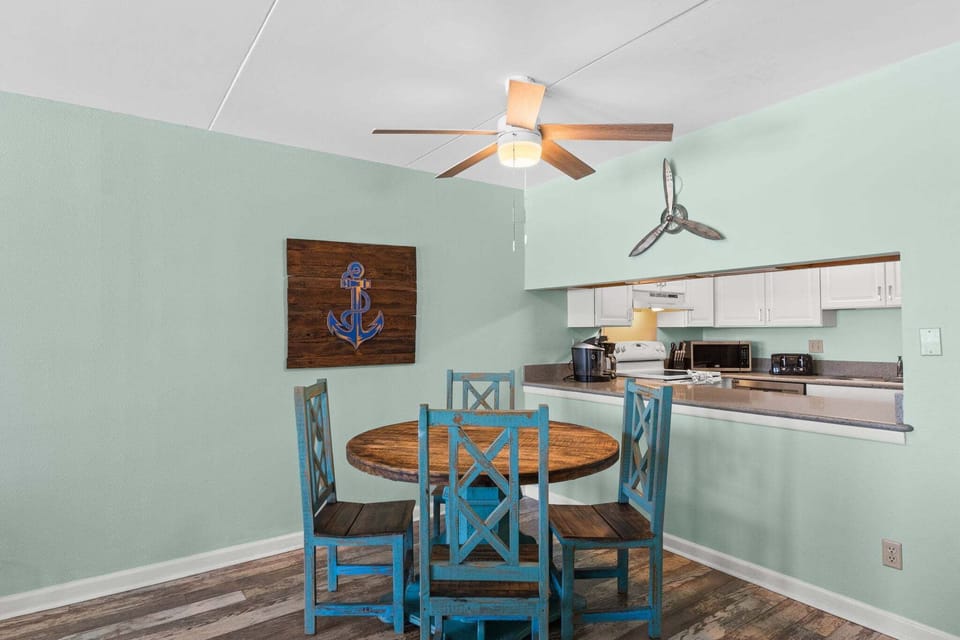 Dining Area - Table seats 4 - additional seating at kitchen counter