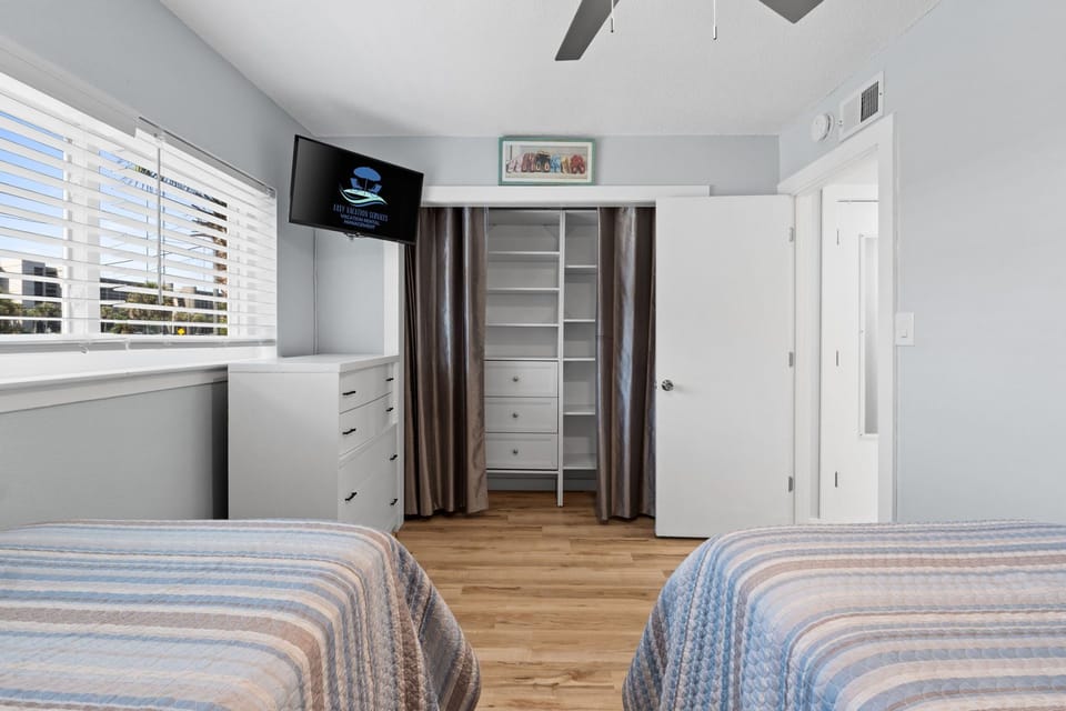 2nd Bedroom - 2 Twin Beds - Smart TV - Linens Provided