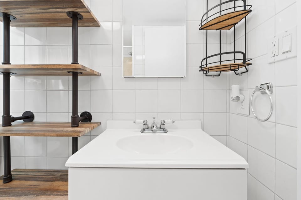 Full Bathroom - Vanity - Tub / Shower Combo - Towels Provided