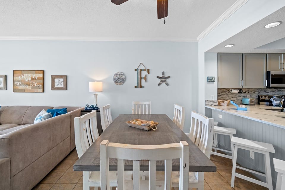 Dining Area - Table seats 6 - additional seating at kitchen counter