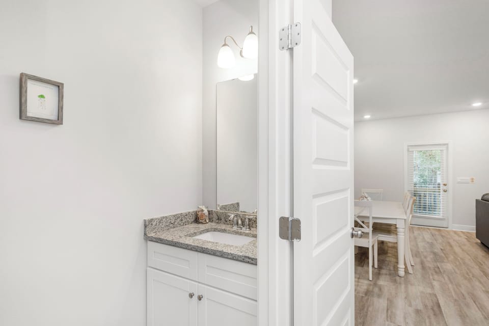 Hall Bathroom - Downstairs - Towels Provided