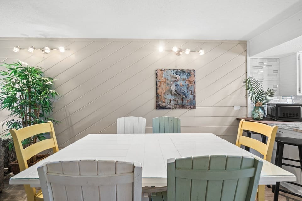 Dining Area - Seats 6 - additional seating at kitchen counter