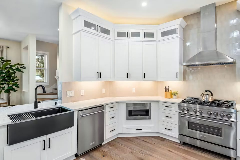 Cook and entertain with ease, featuring premium amenities like a 6-burner gas range and standalone ice maker.