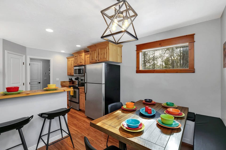 Additional seating at the kitchen bar for casual breakfasts or après-ski snacks