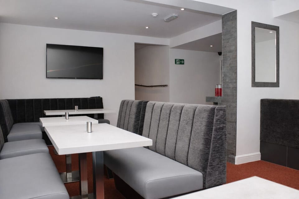 Communal Dining Area / Lounge