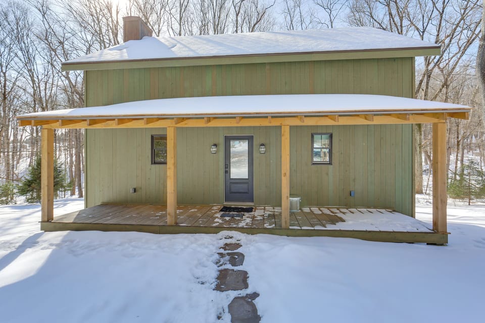 Exterior | Driveway (6 Vehicles)