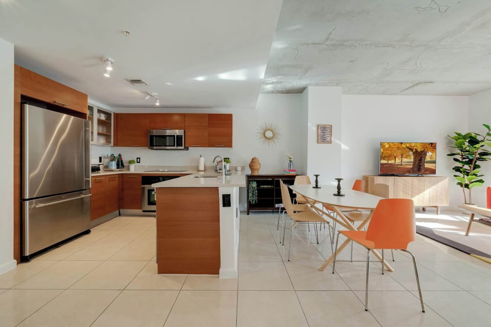 Cook and dine in style. Our modern kitchen and bright dining area are perfect for a quick breakfast or a cozy dinner at home.