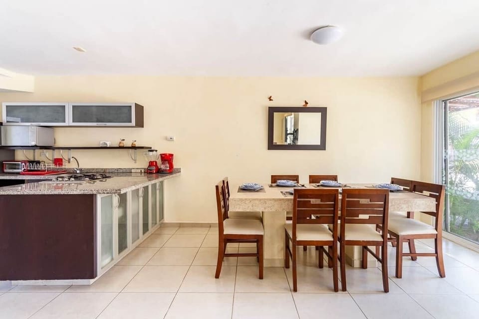 Comedor para 8 personas cómodamente sentadas
