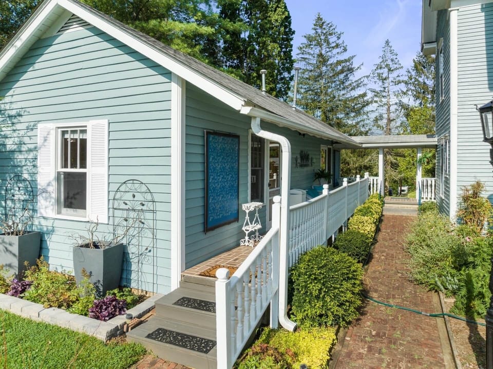 Private entrance to the studios. 