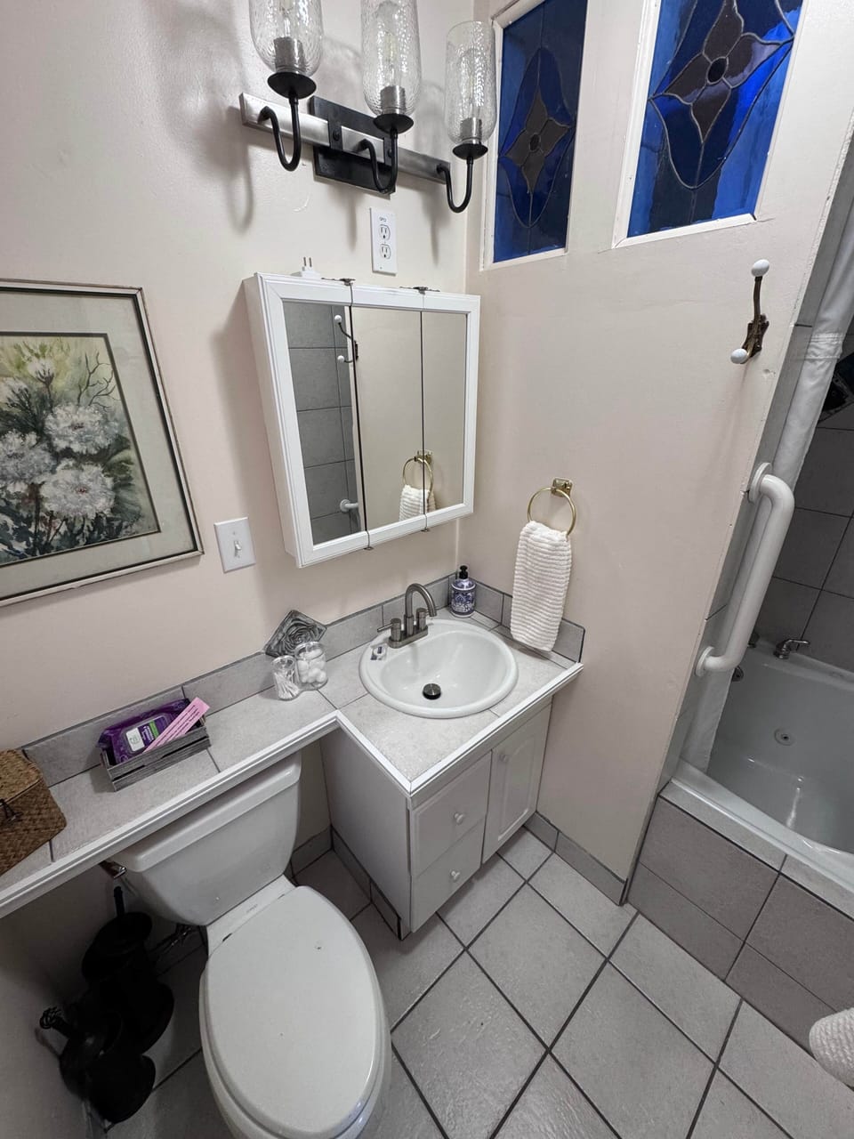 Whirlpool tub with massage  jet streams.