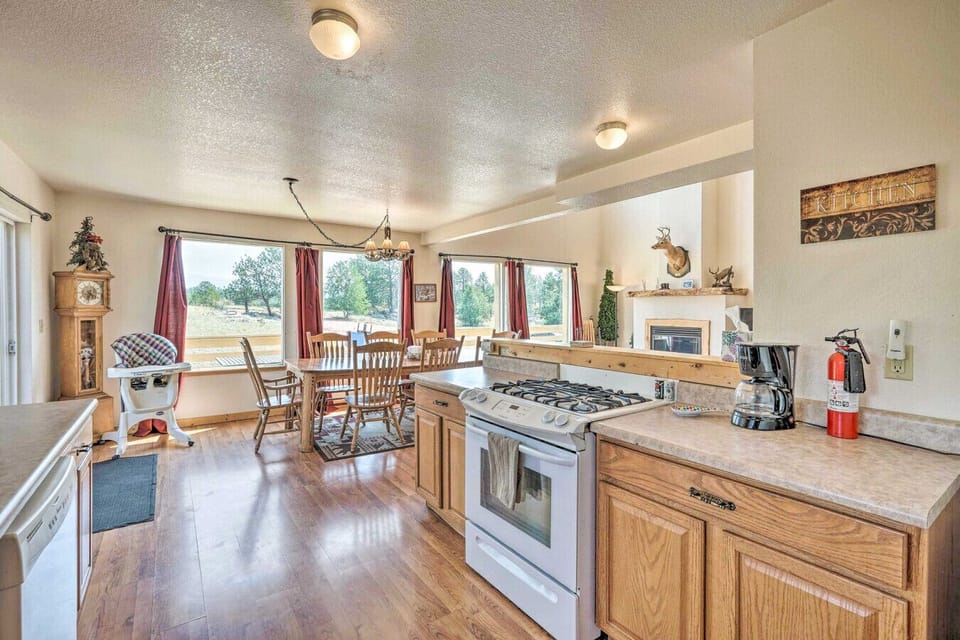 Full Kitchen | Long Countertops | Easy Cook & Entertain Layout
