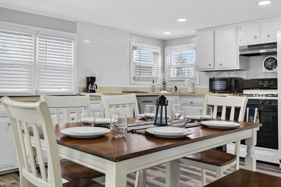 Open-concept dining with seating for 6. Ideal for entertaining or a dedicated workspace
