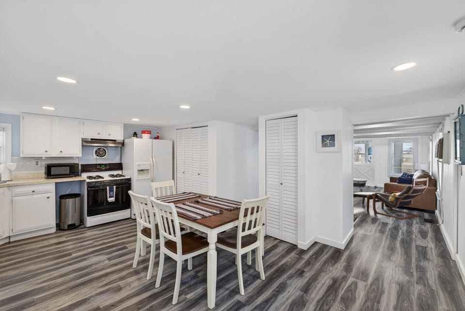 Gather the whole crew. Spacious seating for big breakfasts and late-night board games.