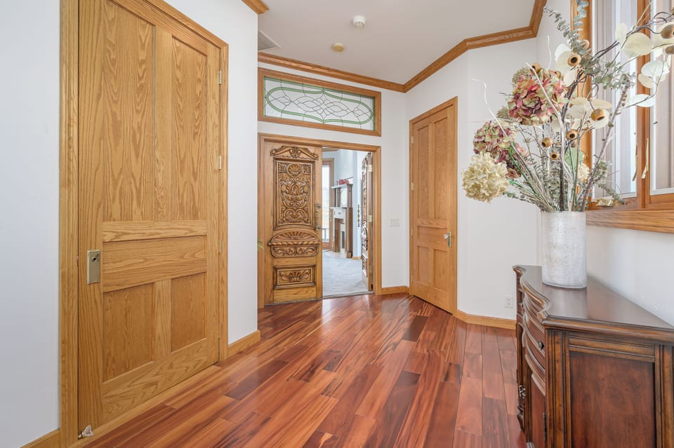 On the third floor, this landing leads you to the Mater Bedroom. 