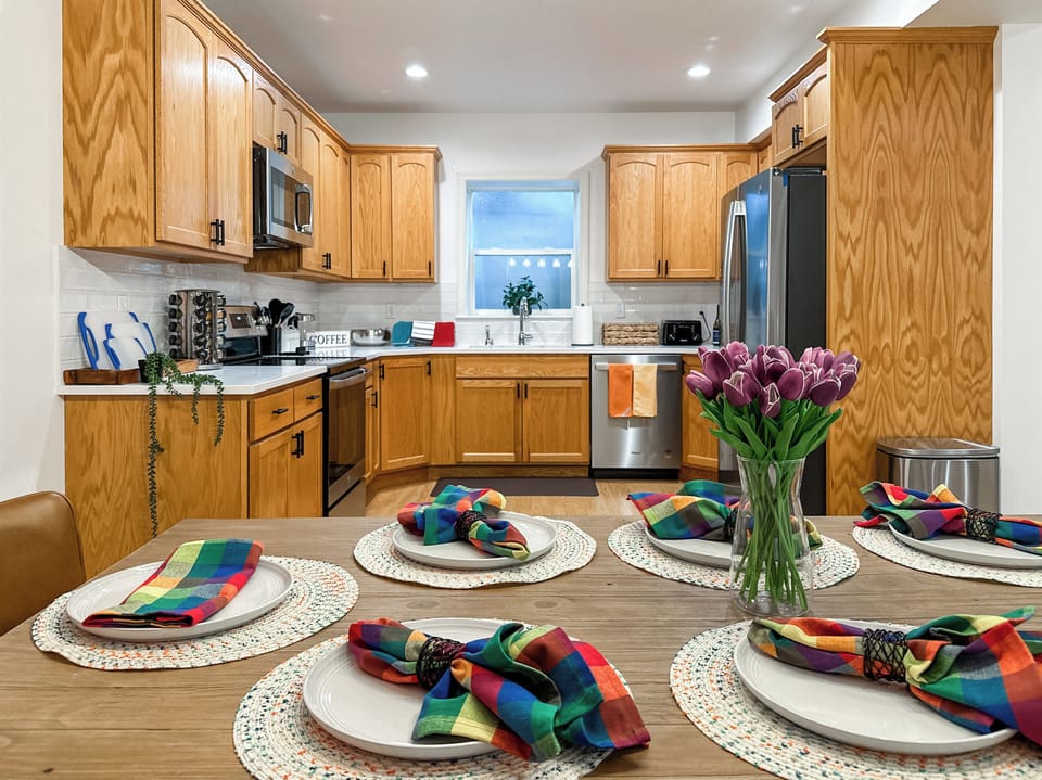 Spacious kitchen & dining area perfect for group meals.
