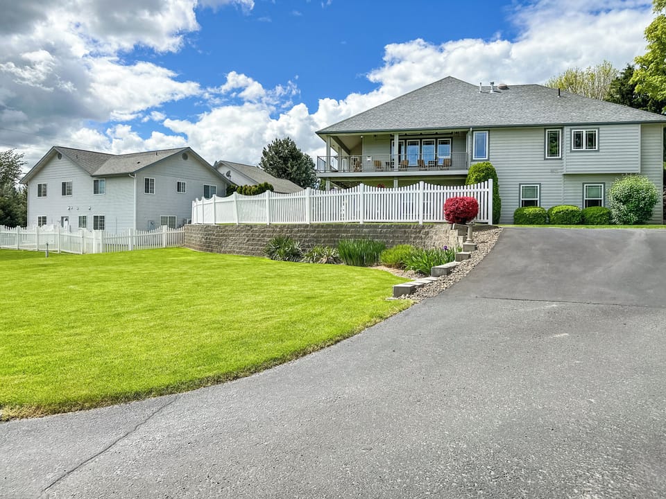 Peaceful neighborhood setting near local attractions